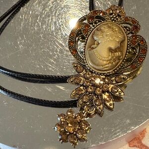 0Antique-Style Cameo Brooch  in Champagne Gold